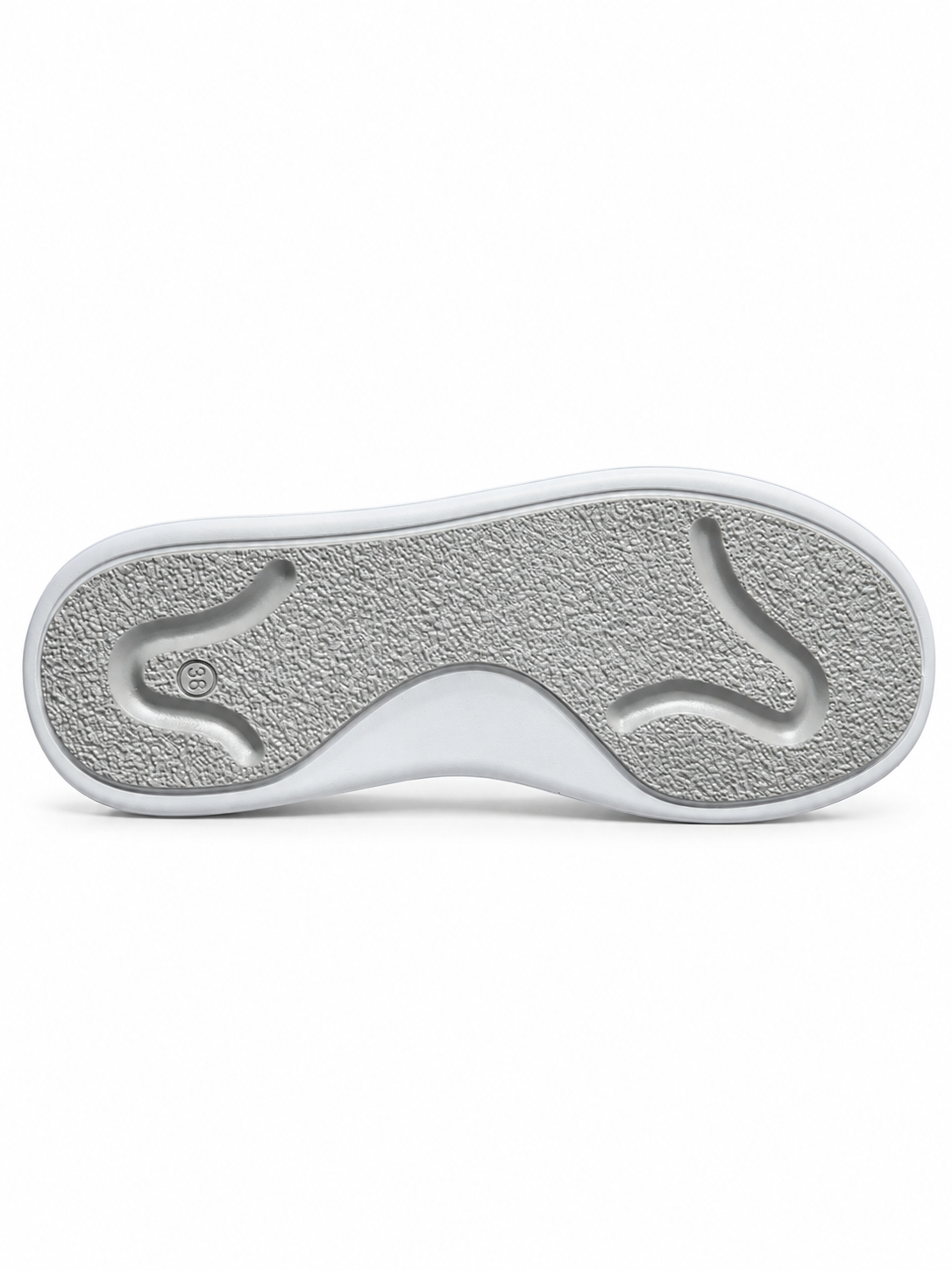 Unisex Günlük Spor Ayakkabı – Beyaz Kalın Tabanlı Bağcıklı Metal Logo Detaylı Sneaker